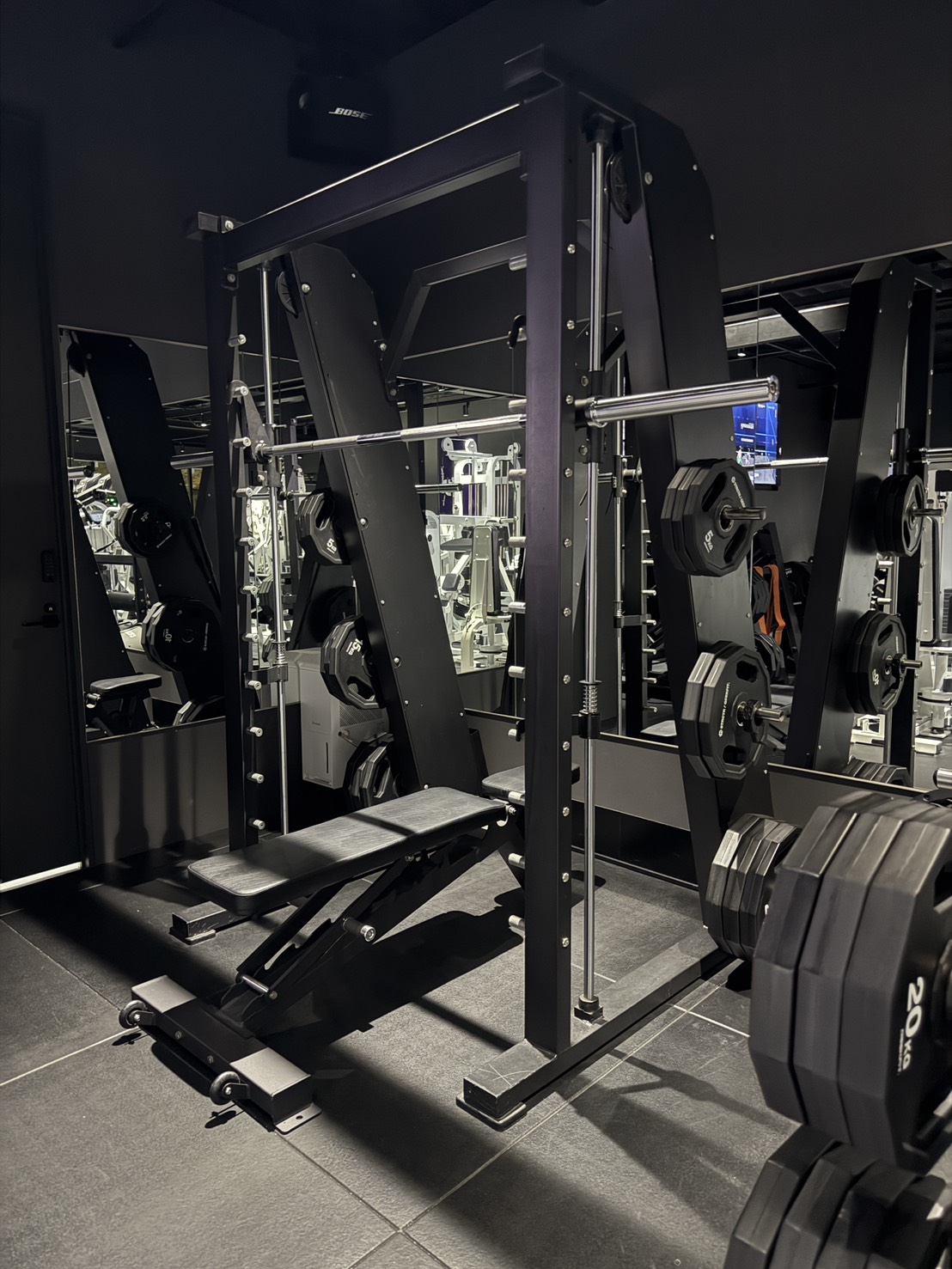 【初心者向け】スミスマシンって何がいいの？メリットと正しい使い方を解説｜新潟市中央区女池の24時間ジム GEEKFIT. MEIKE